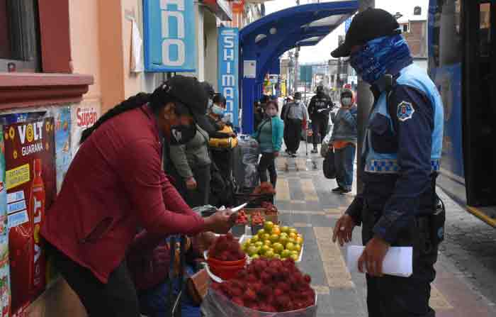 Control municipal genera polémica en el centro de Otavalo