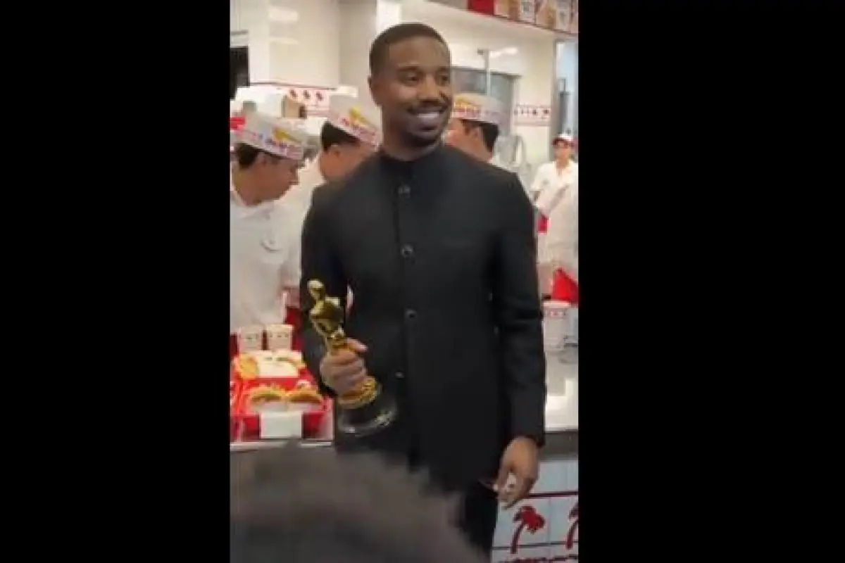 Michael B. Jordan aparece en In-N-Out con su estatuilla tras la gala de los Óscar
