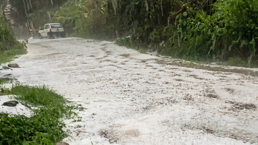 Lluvias con granizo provocan anegaciones en Cuenca