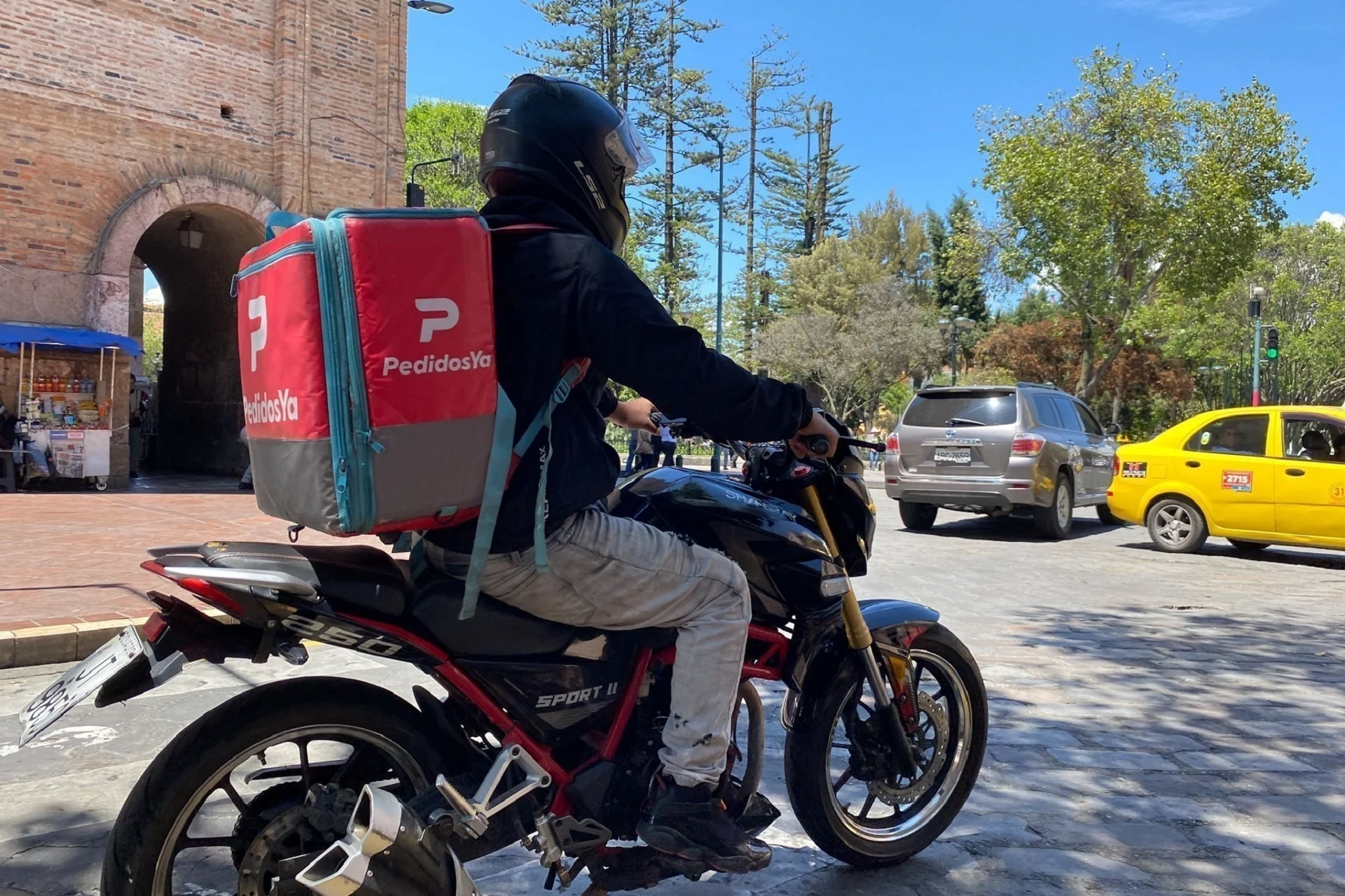 Delivery denuncia que la AMT se llevó su moto durante operativo en Quito