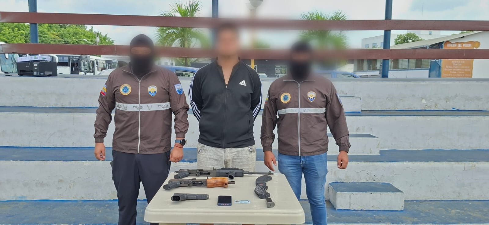 Policía incauta armas ocultas en encomienda enviada por mensajería