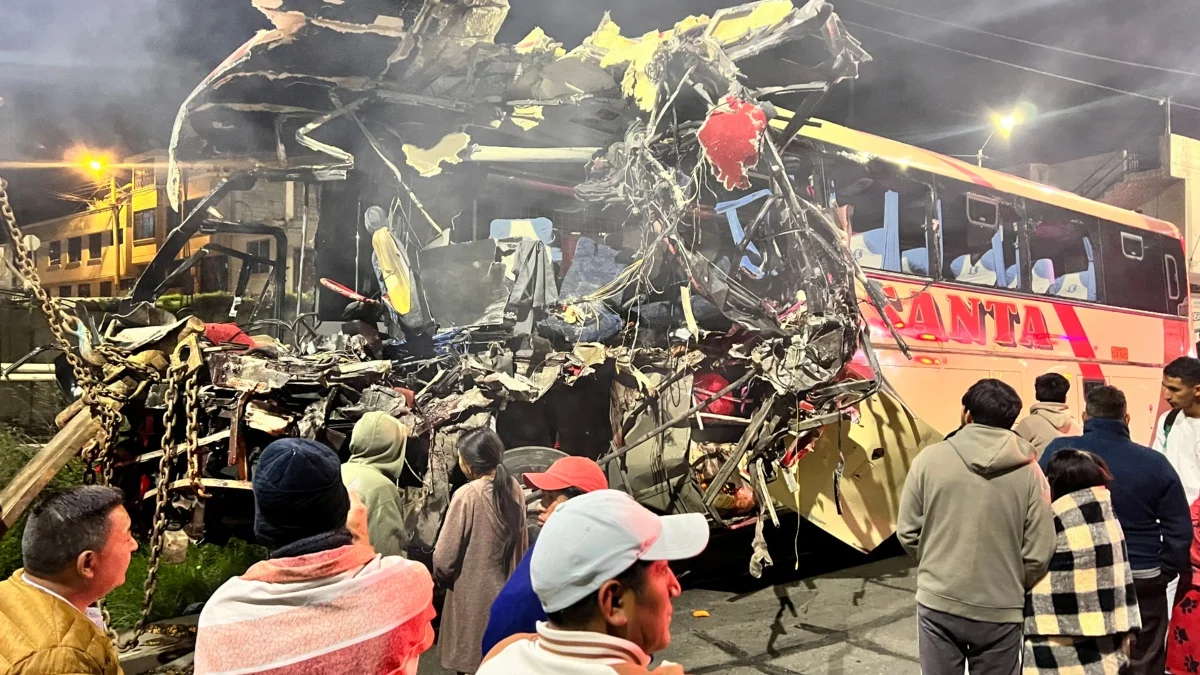 Trágico choque frontal entre buses deja fallecidos y heridos