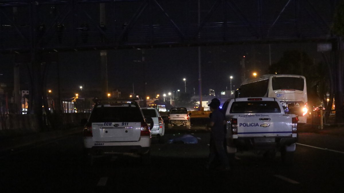 Tres muertos tras ataque armado contra vehículo en Guayaquil