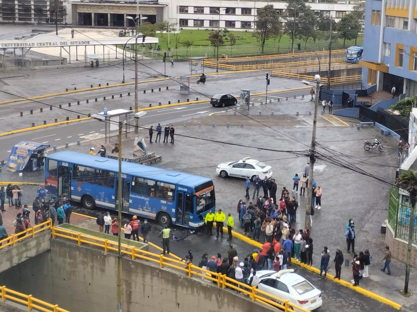 Jóvenes fueron escopolaminados con papas y les robaron el carro en la Universidad Central