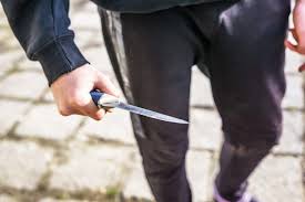 Hombre amenaza con cuchillo en local de comidas en Otavalo