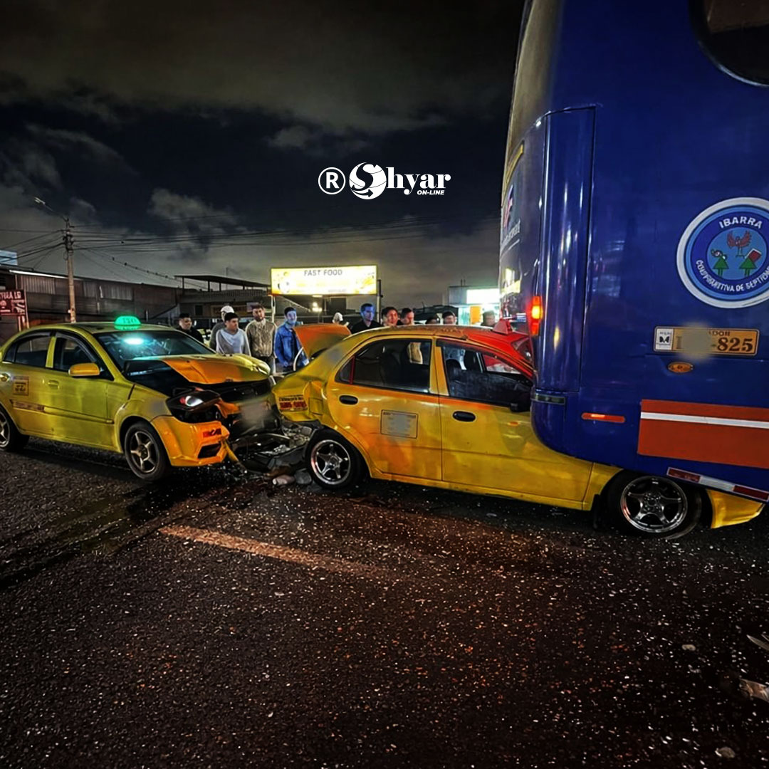 Accidente en Ibarra deja taxis destruidos