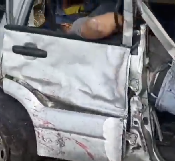 Fuerte accidente entre auto y camioneta enluta vía La Concordia – Santo Domingo