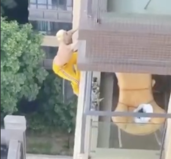 Entrenador en China intentó ocultarse, quedó colgado y murió tras caer del edificio