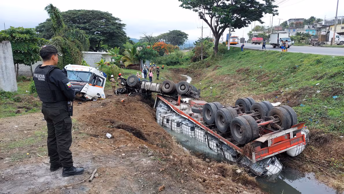 Equipos de rescate trabajan para liberar a ocupantes atrapados
