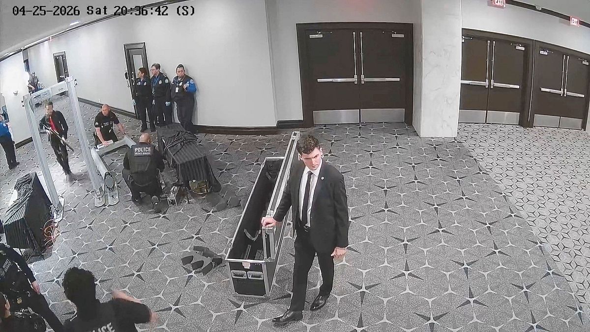 Video evidencia paso de hombre armado en evento de Trump