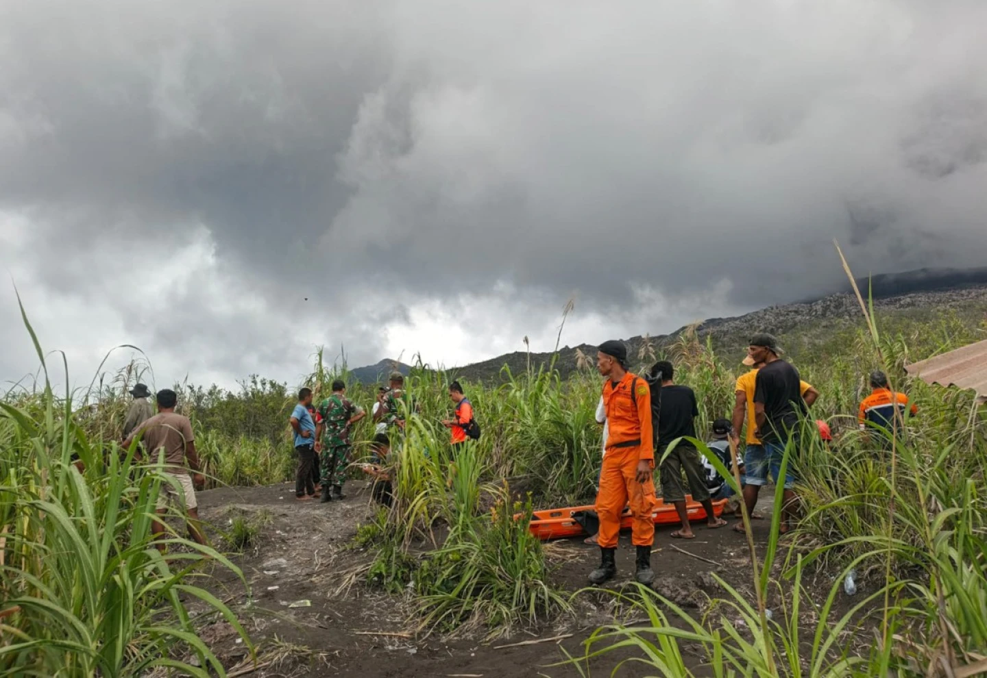Volcán Dukono sorprendió a turistas y dejó fallecidos en Indonesia