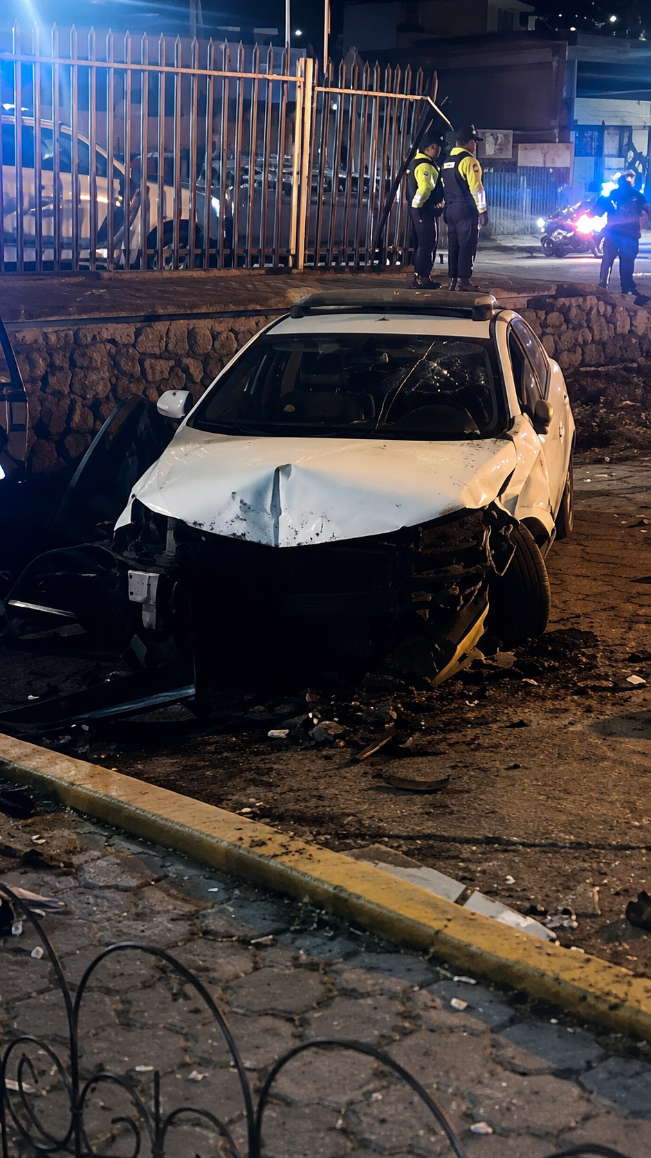 Accidente con patrullero generó alarma durante el toque de queda en Quito