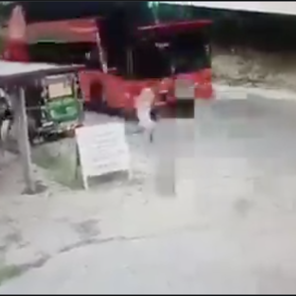Hermano intentó salvar a niña de 5 años y ambos fueron impactados por un bus