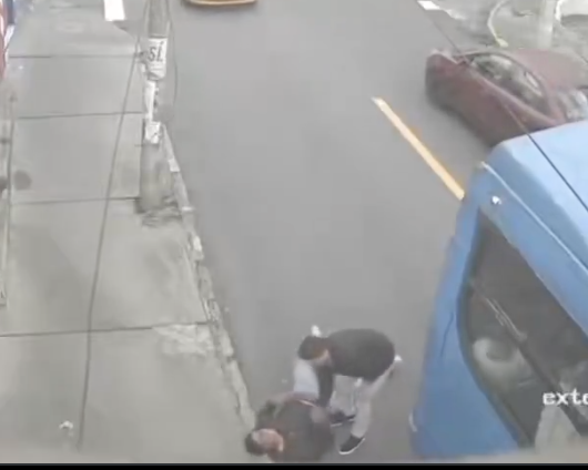 Hombre cayó de un bus y se salvó de ser atropellado en San Carlos