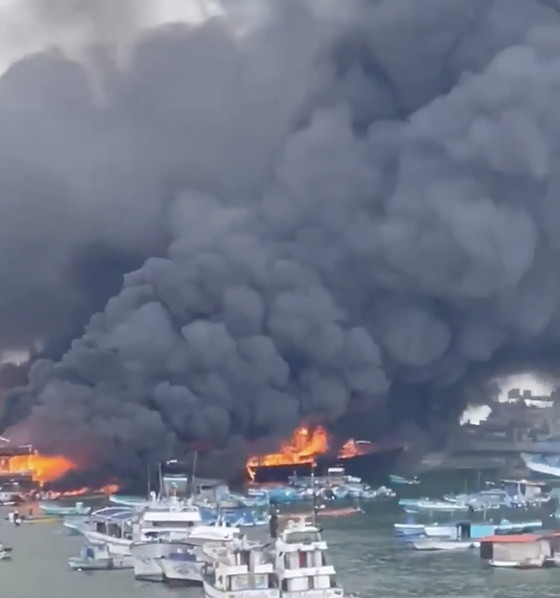 Incendio en puerto pesquero de Manta deja al menos 35 embarcaciones afectadas