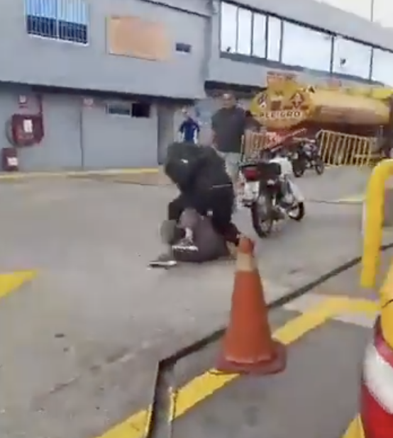 Furia en la gasolinera: motorizado y taxista protagonizan pelea a golpes