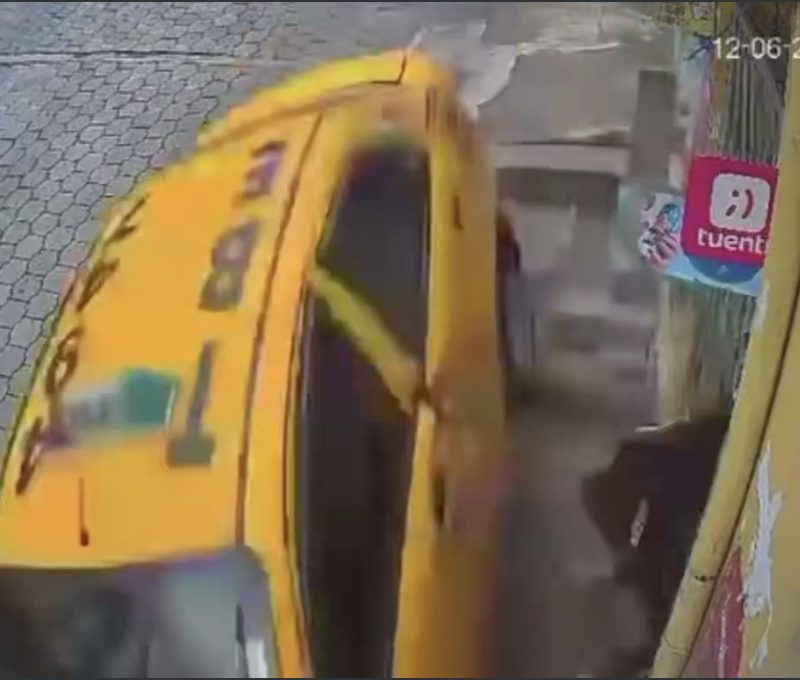 Taxi fuera de control atropella a dos personas en el centro de Quito
