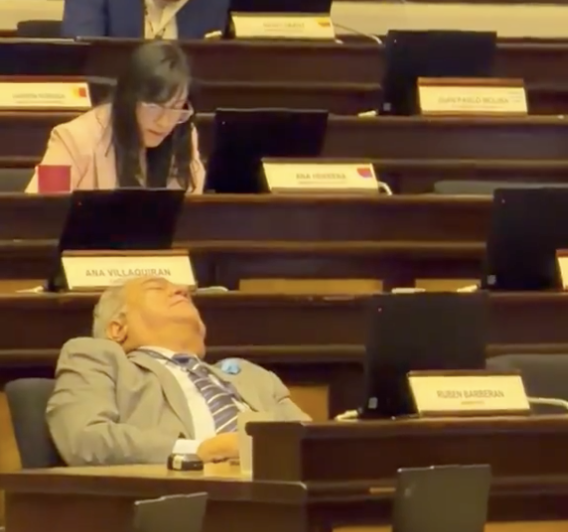 Rubén Barberán, alterno de Cabezas, sorprendido dormido durante debate de trolebuses