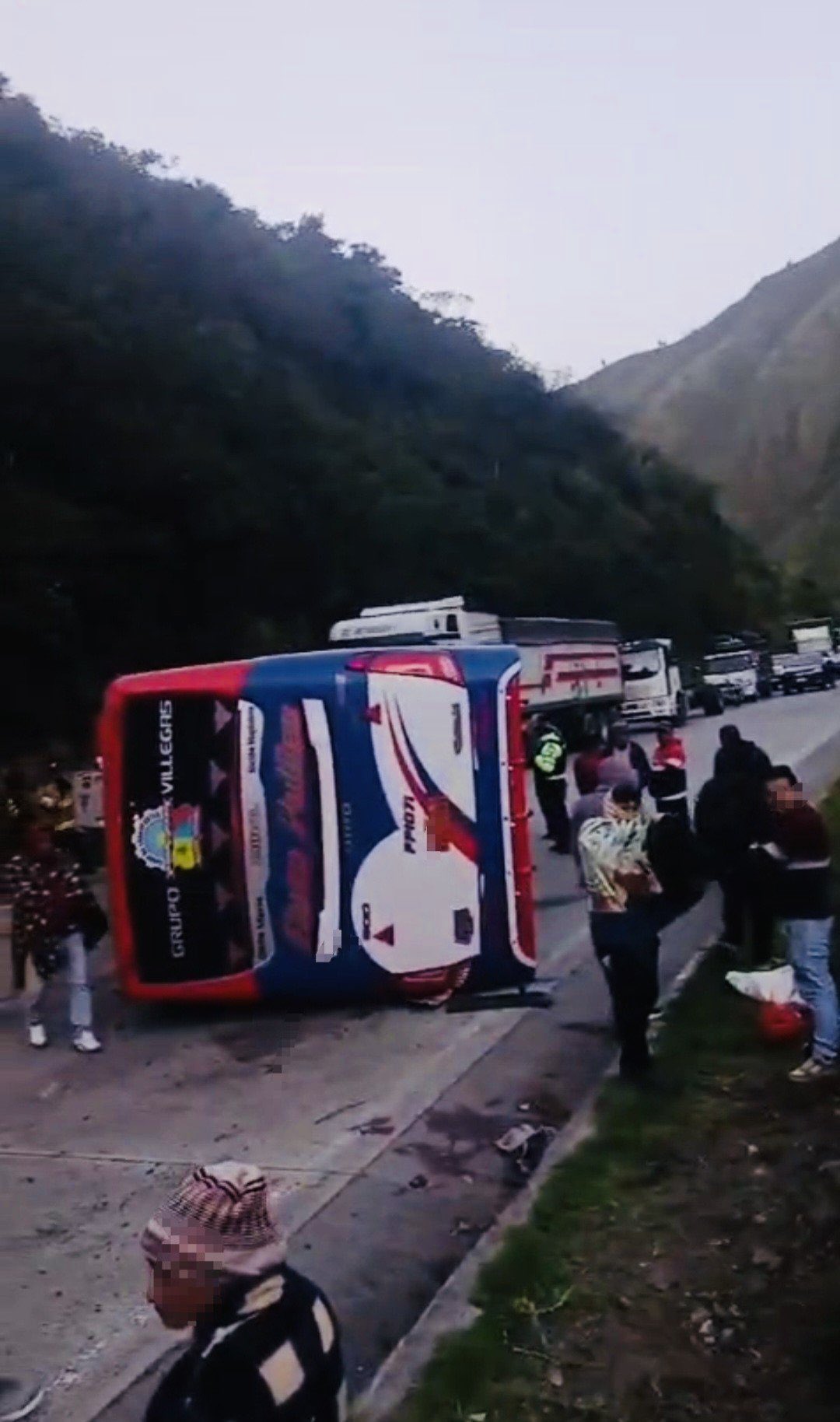 Bus interprovincial vuelca en Colta–Guayaquil: 4 personas pierden la vida