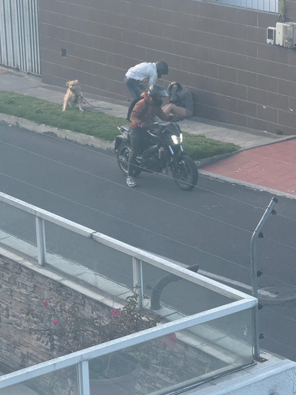 Video muestra cómo una mujer es atropellada por ladrones en moto en Quito