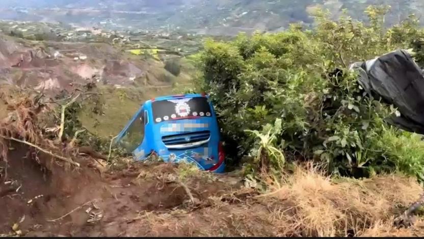 Estudiantes sobreviven tras perder control un bus en zona peligrosa