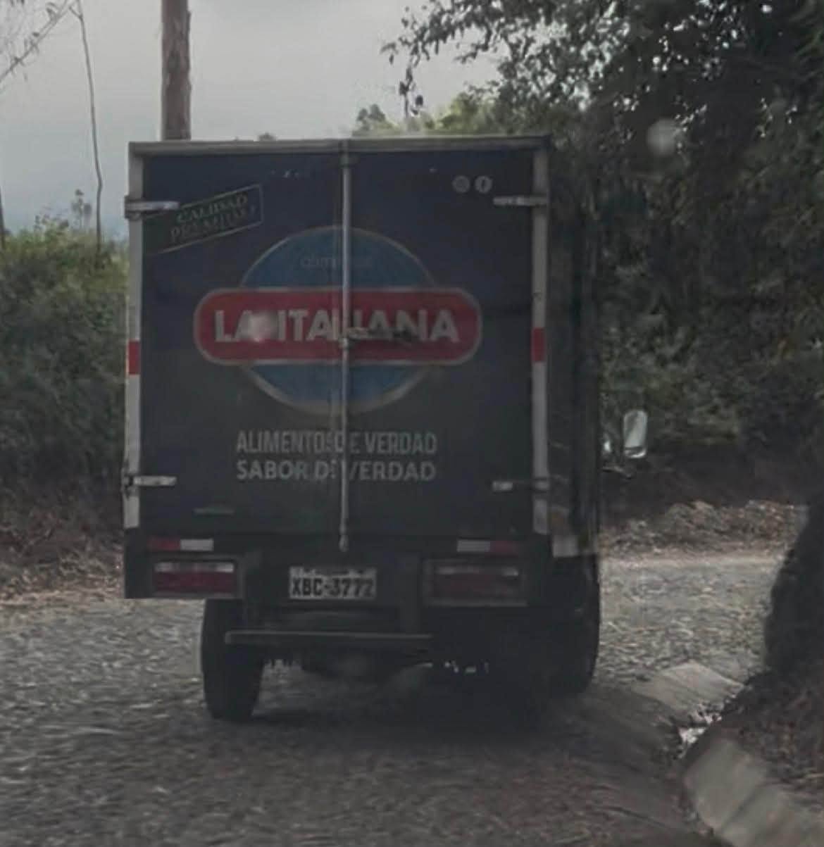 Denuncian descarga de desechos en el río Tahuando por camión industrial