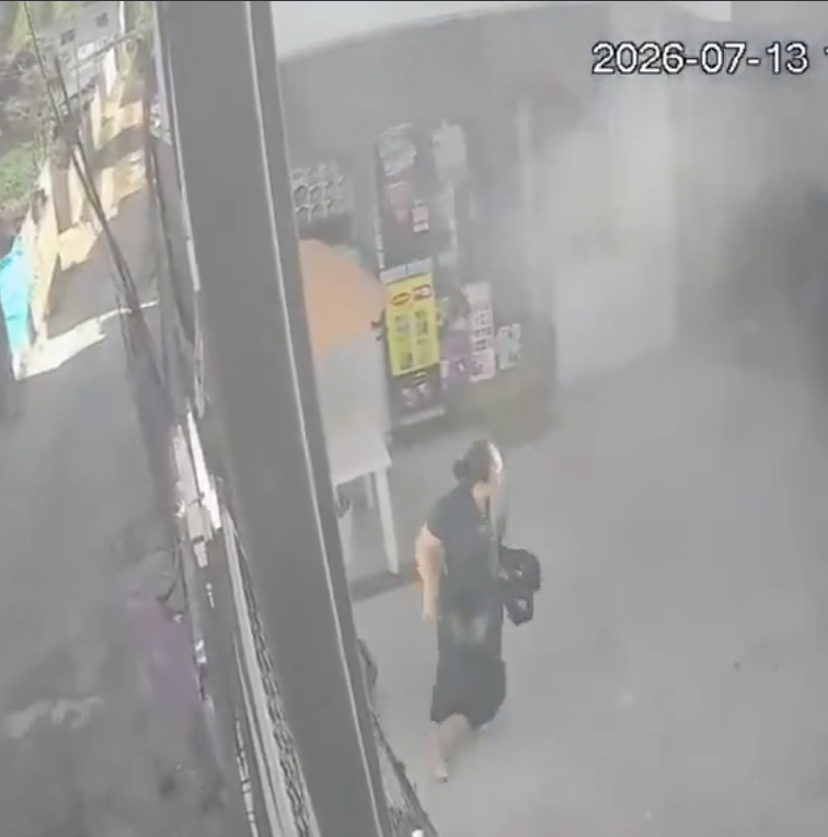 Se salva por segundos: cámara captura el momento en que mujer esquiva camión en Puembo