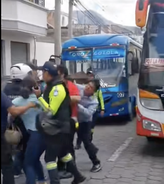 Agentes de tránsito intervienen tras pelea entre conductores en Atuntaqui
