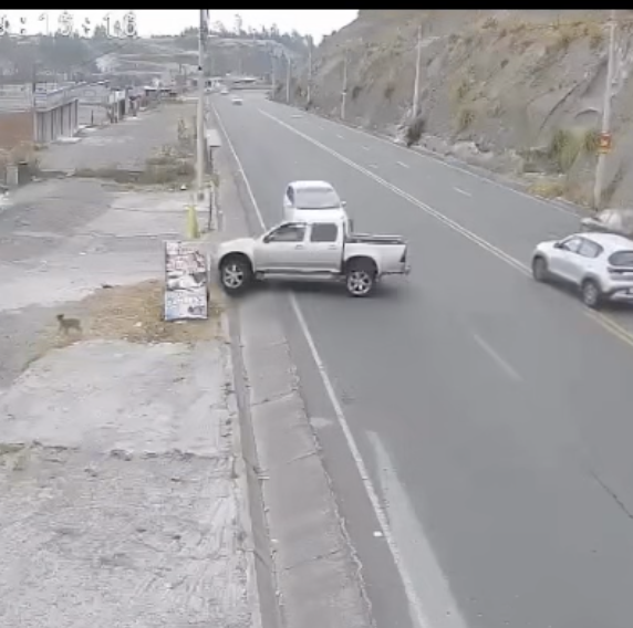 Accidente en Los Hornos: camioneta termina dentro de lavadora de vehículos