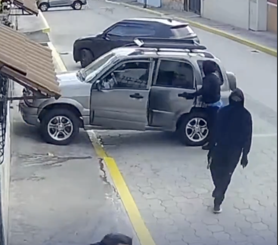 Mujer pierde su Chevrolet Vitara tras ser interceptada por antisociales en Quito