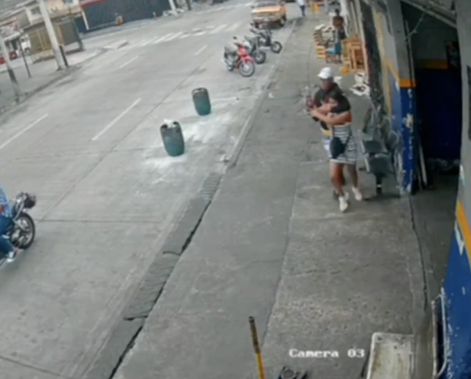 Pareja armada asalta alineadora en calles 18 y Cuenca de Guayaquil