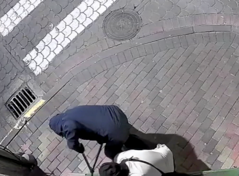Tres delincuentes captados forzando seguridades de un negocio en Sangolquí