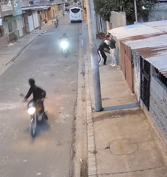 Seis delincuentes armados asaltan a joven y se llevan información empresarial en Guayaquil