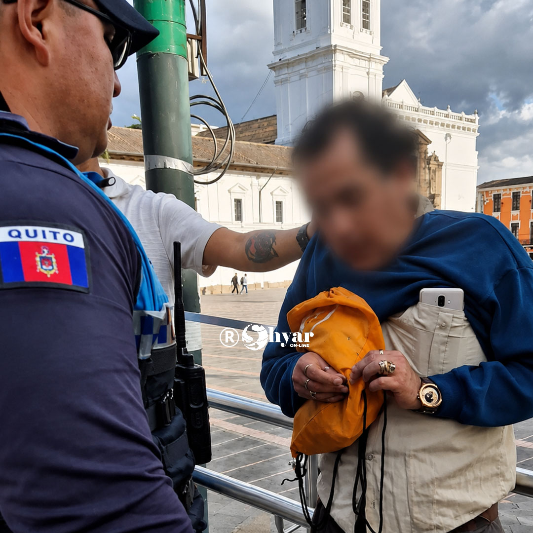 Ciudadano alerta y detienen a ac*sador en Trolebús de Quito