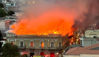 Incendio en el centro de Riobamba fue controlado tras varias horas de emergencia