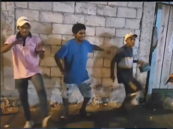 Policías pusieron música y jóvenes terminaron bailando durante un operativo