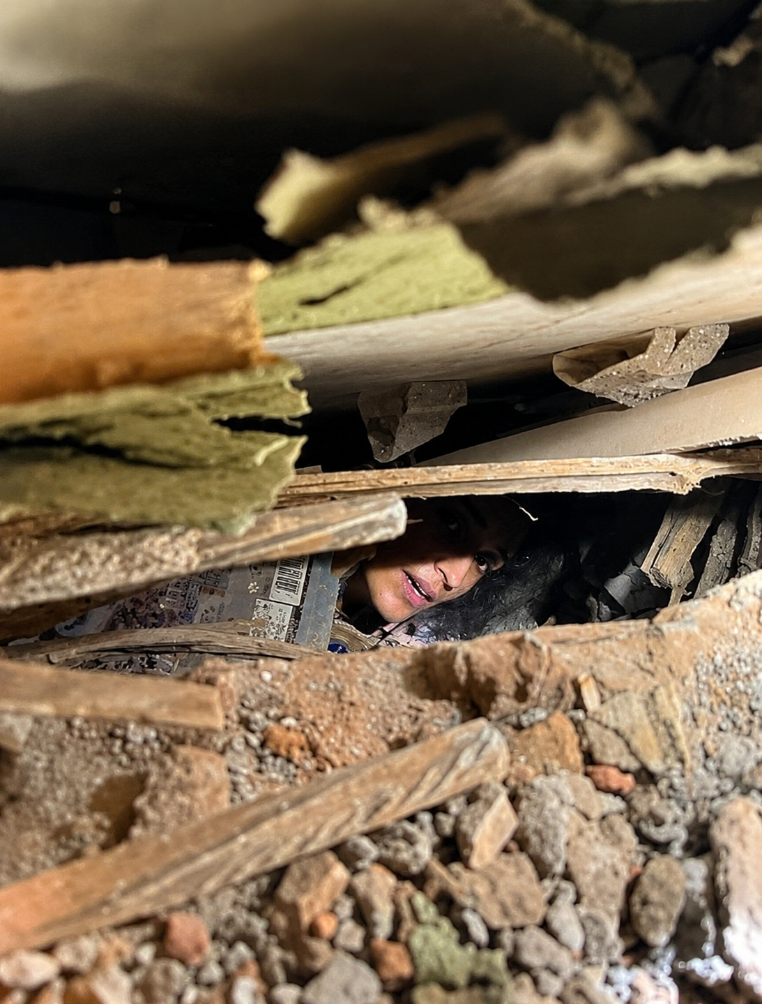 Rescatan con vida a mujer atrapada tras terremoto de magnitud 7,4 en Cali