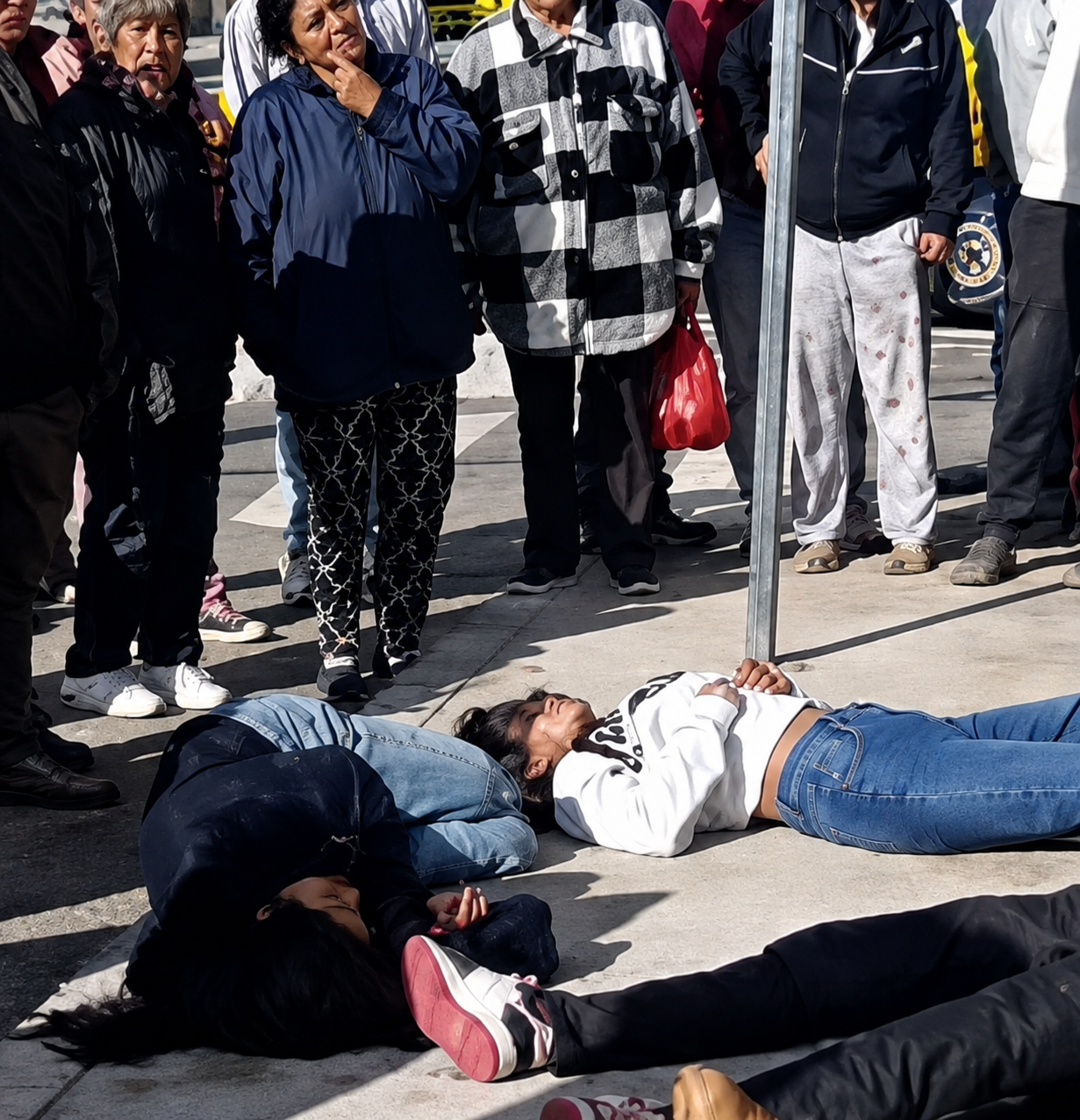 Alarma en el sur de Quito por cinco jóvenes hallados tendidos en la vía pública