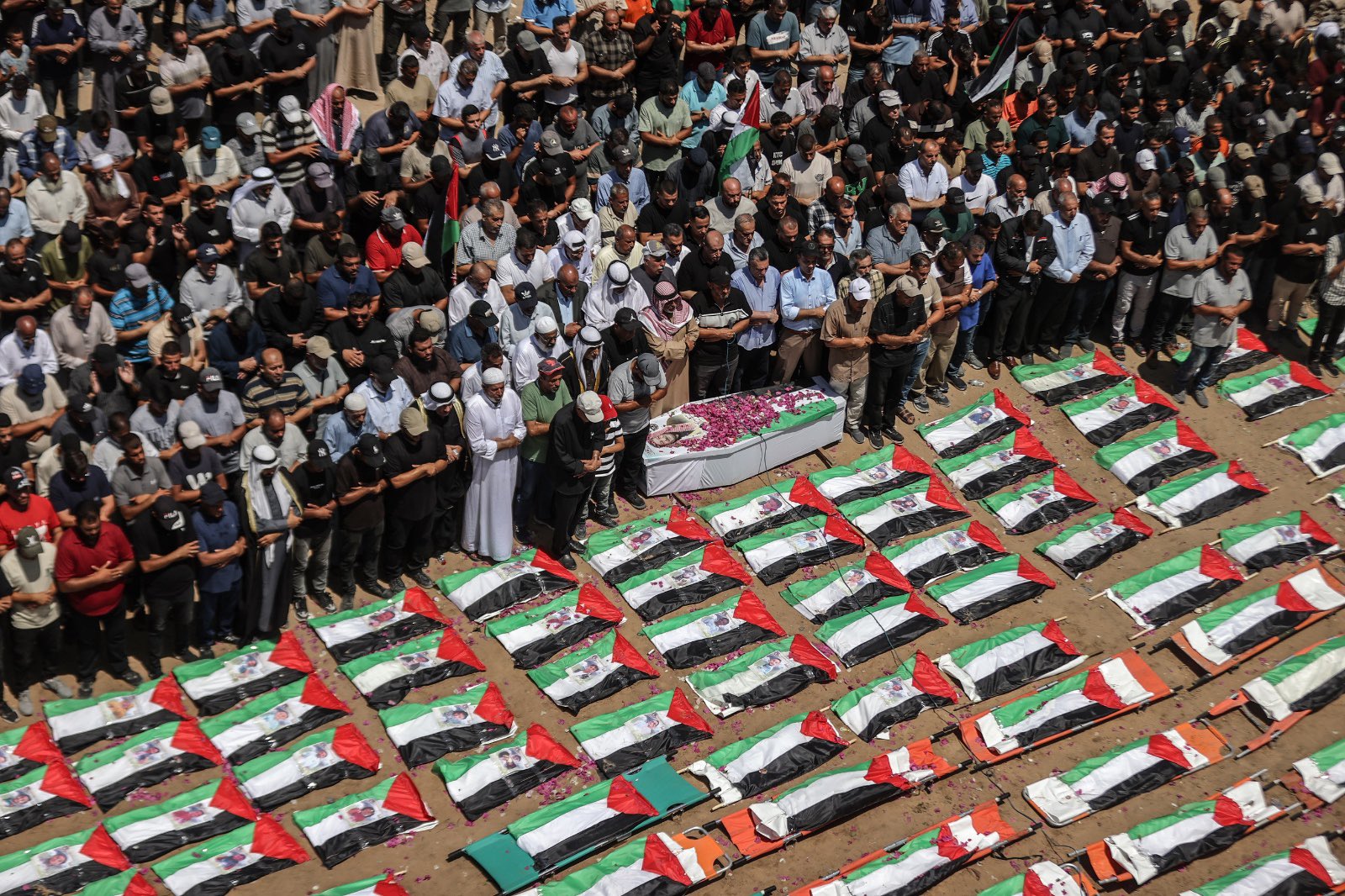 Más de 100 cuerpos son recuperados de los escombros y reciben sepultura en Gaza