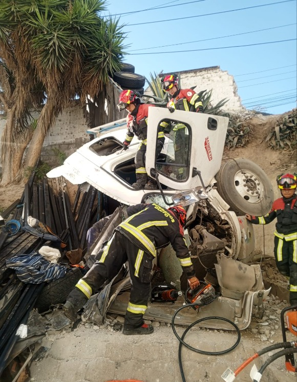 Impactante choque de un tráiler contra una fábrica moviliza a equipos de emergencia en Quito