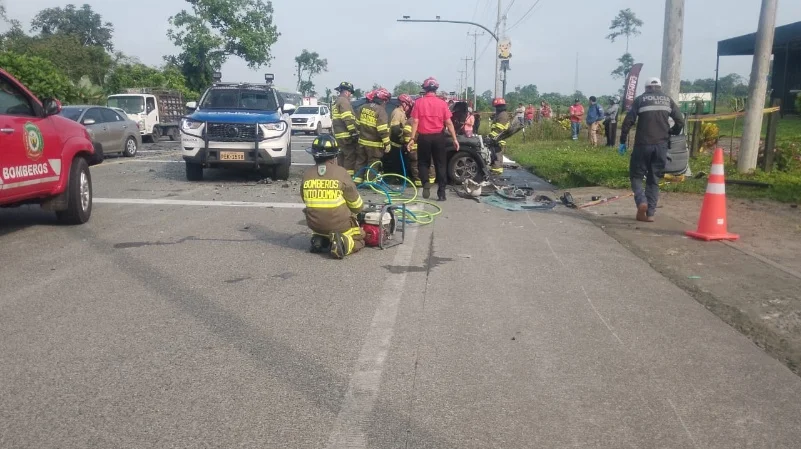 Cámara de seguridad revela el momento del choque entre un automóvil y un camión en Santo Domingo