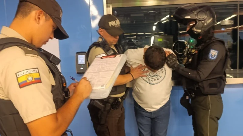 Ingresó sin pagar al Metro de Quito, golpeó vidrios y terminó bajo procedimiento