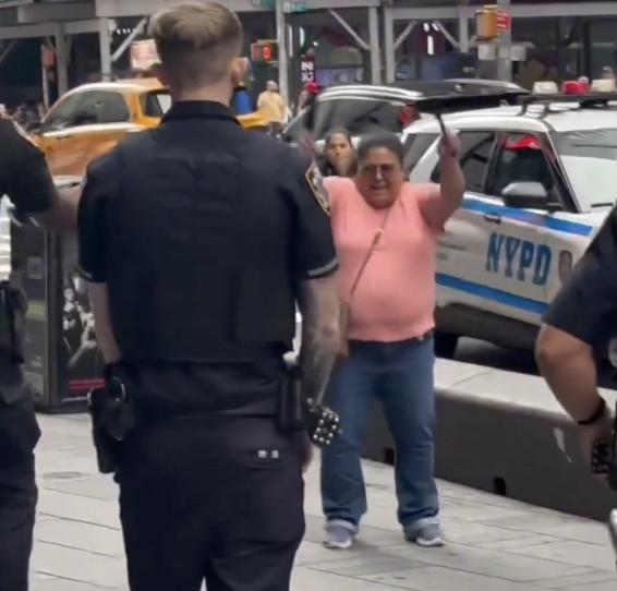 Ataque con cuchillos en Times Square dejó una mujer muerta y otra persona herida