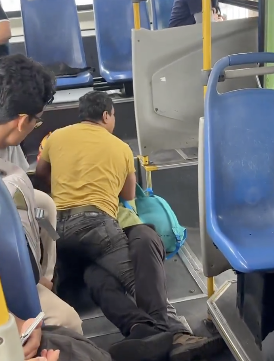 Pasajero sometió a presunto asaltante dentro de una unidad de la Metrovía