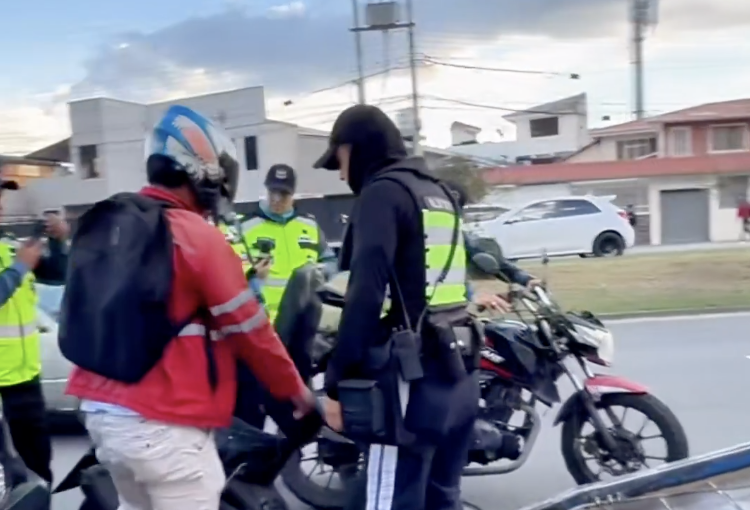 Conductor reaccionó dañando su motocicleta durante un operativo de tránsito