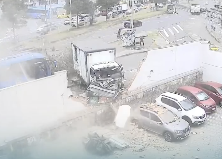 Camión perdió el control y dejó cuatro heridos en la avenida Mariscal Sucre