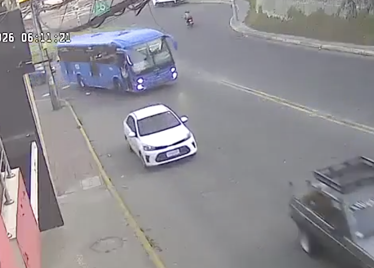 Cámara registró el momento en que un hombre cayó frente a un bus