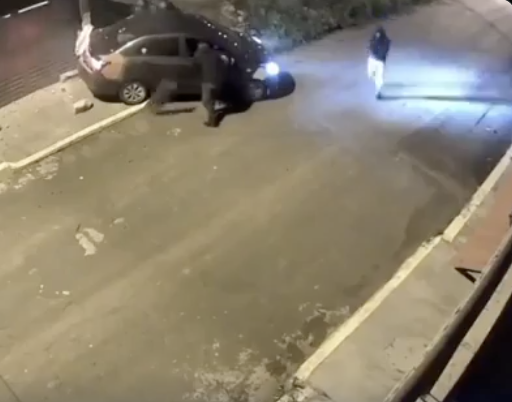Violento asalto vehicular dejó a una pareja golpeada en el norte de Quito