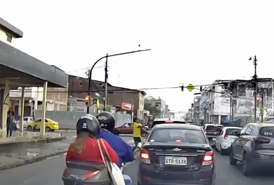 Sospechoso rastrilló un arma para intimidar a un conductor en Guayaquil