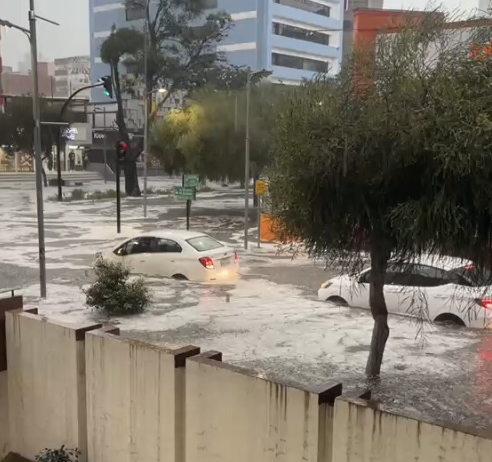 Intensa lluvia y granizo complicaron la movilidad en el centro-norte de Quito